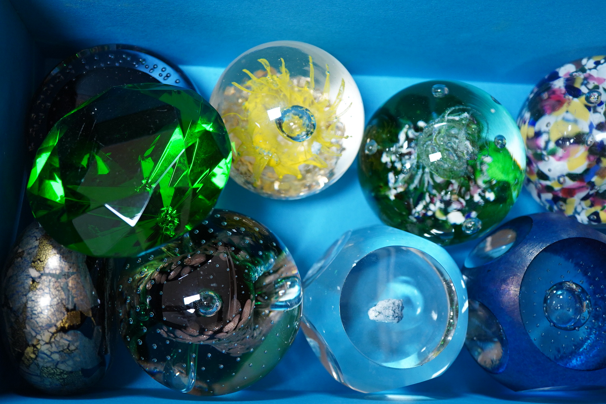 A large collection of 20th century glass paperweights (35)